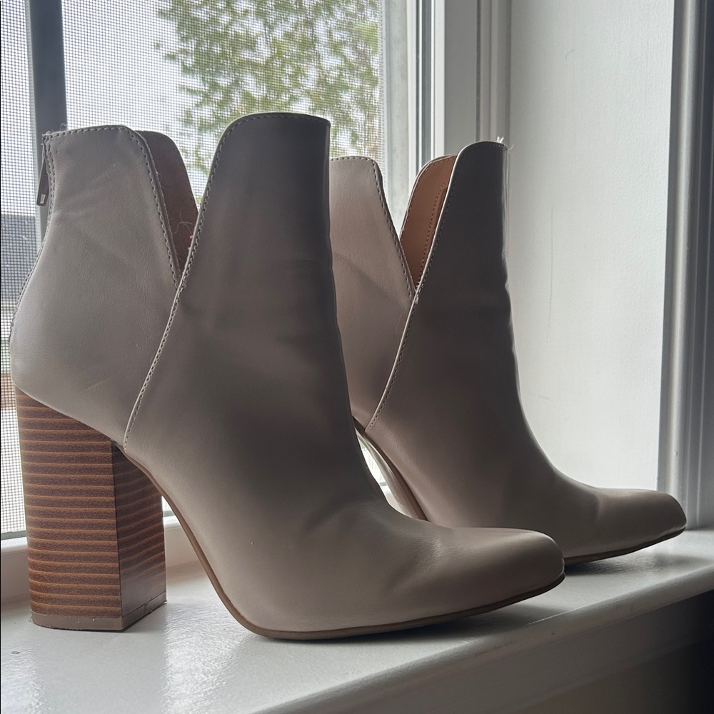 Express Elegant Cream Heeled Ankle Boots size 7